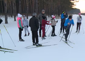 Прокат лыж в Тюмени — катание по лыжне в сосновом бору, база Усадьба