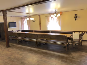 Банкетный зал с длинными деревянными столами и скамьями — снять дом для банкета, загородный отдых в Тюмени