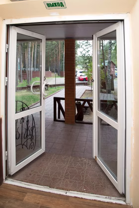 Выход на террасу дома для банкета - стеклянные двери с видом на лес — снять дом для банкета, база отдыха Усадьба