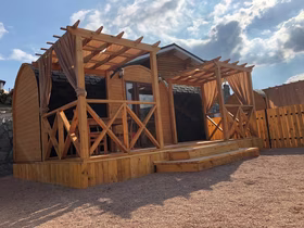 Глэмпинг в Крыму на фоне гор — база отдыха Усадьба