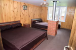 Спальня с двумя кроватями дома 2 — снять дом в Тюмени